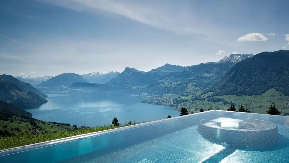 Ini adalah kolam renang di pergunungan Switzerland yang semua orang impikan untuk berenang