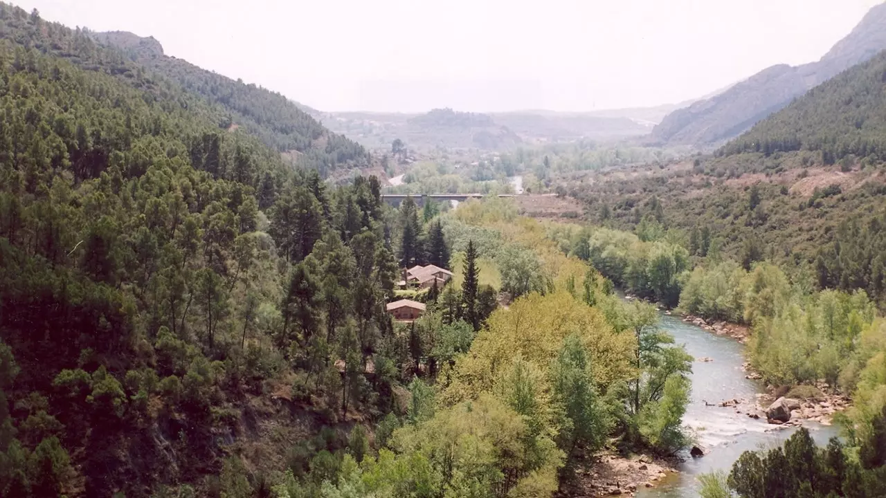 Zeven huizen in het paradijs: magische stad te koop in Catalonië