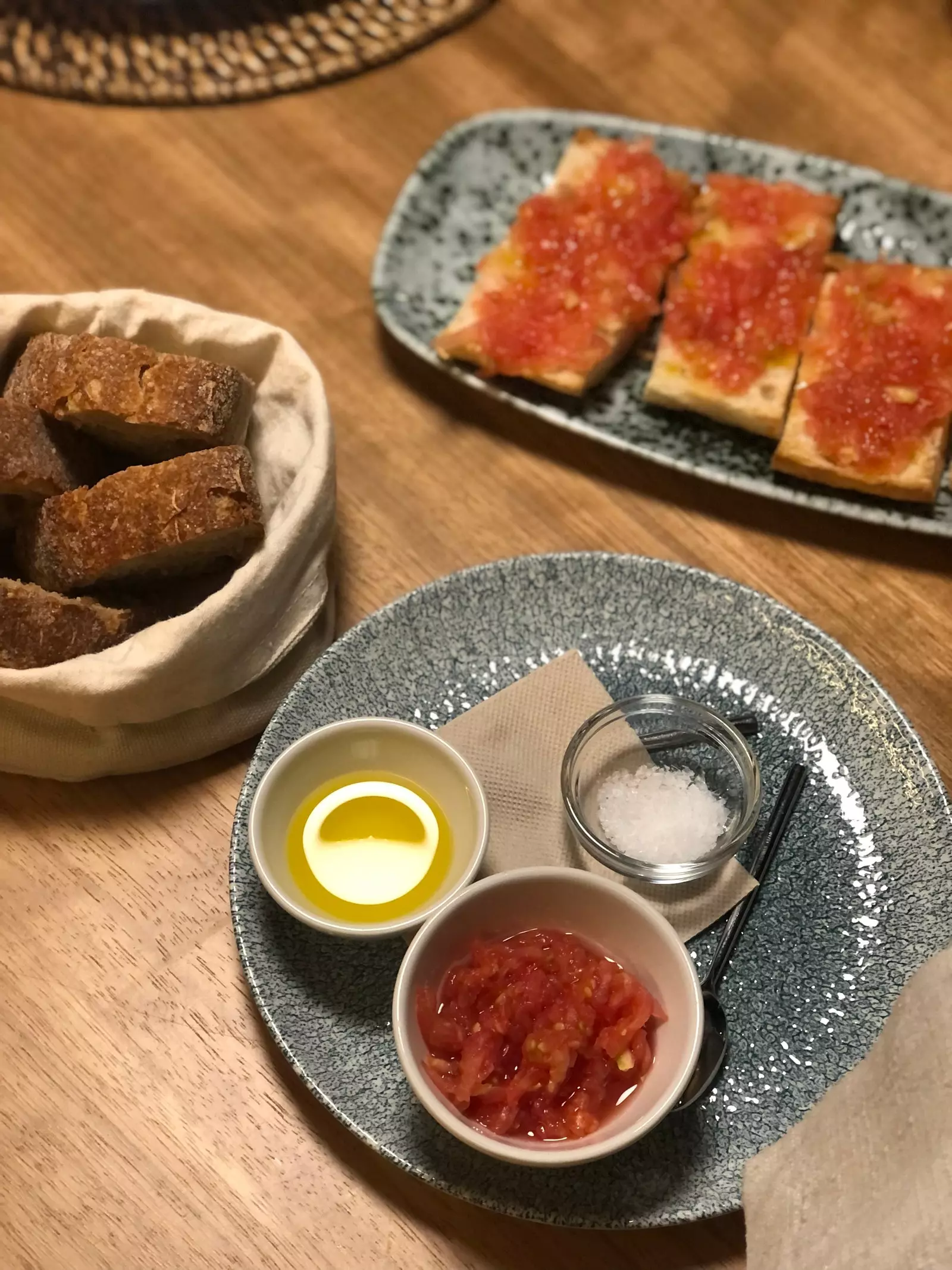 Skåle med tomatolie og aioli i Sa Punta