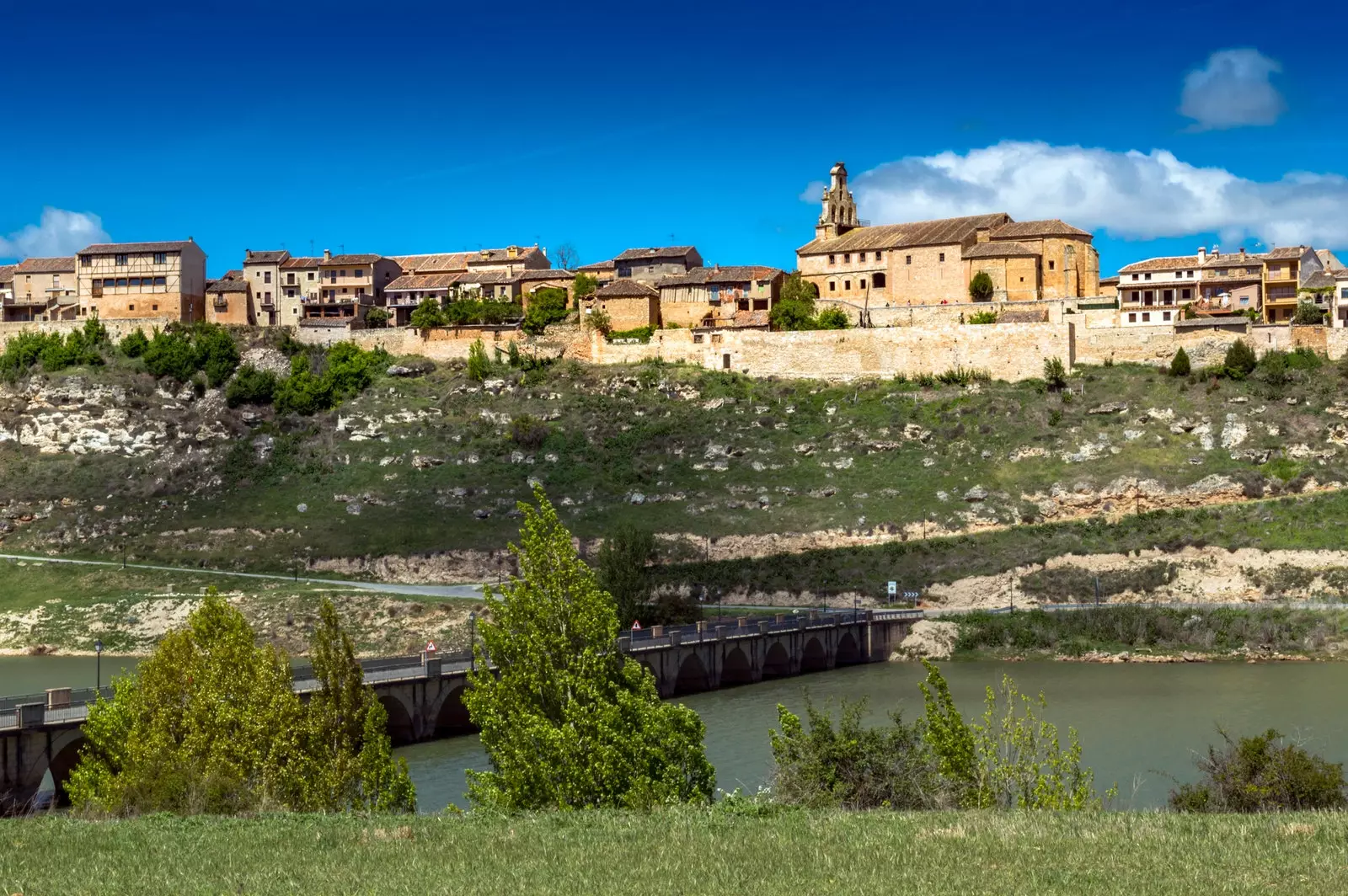 Priehrada Linares na úpätí Maderuela.