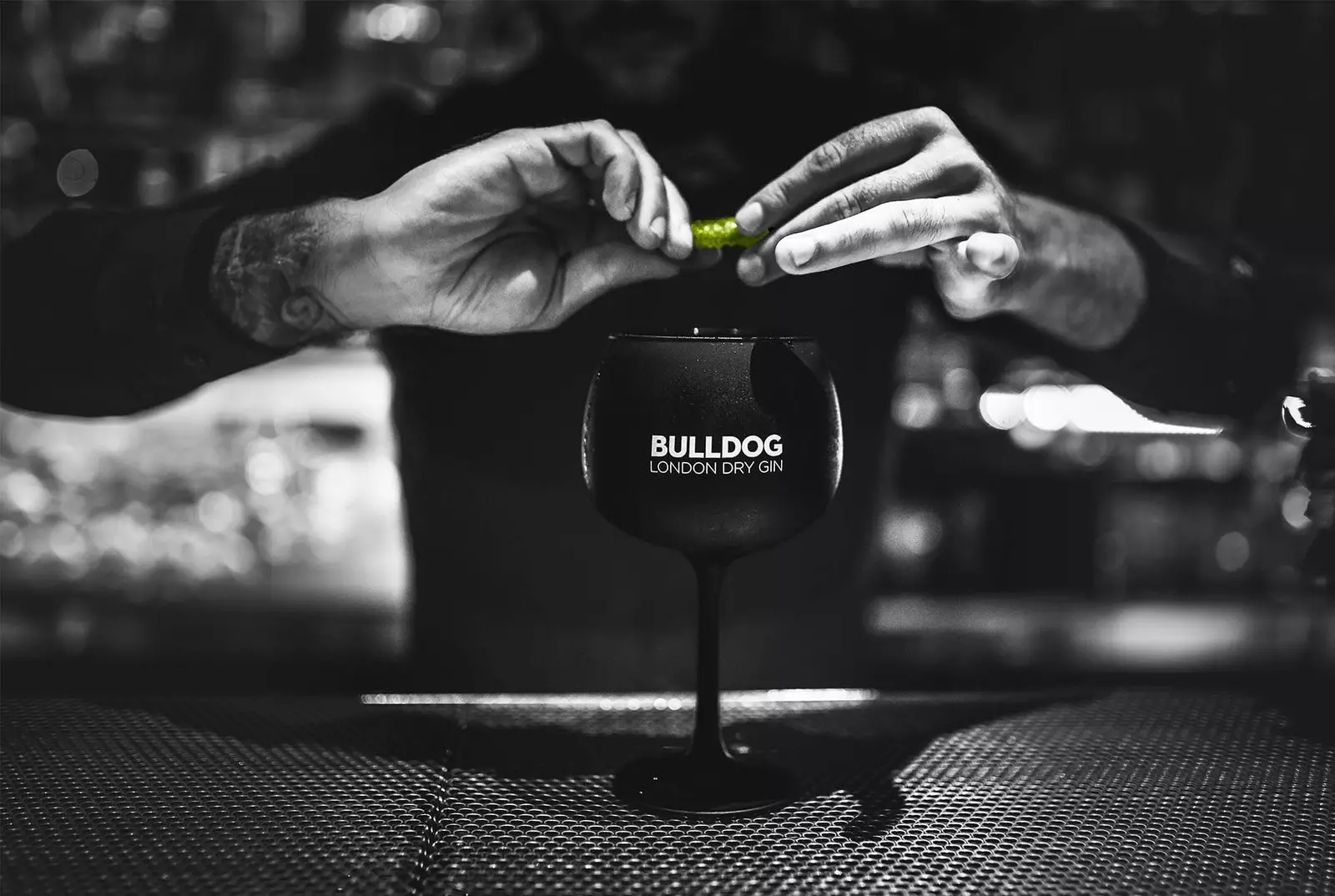 auszedrécken Kalk an Bulldog Gin Glas