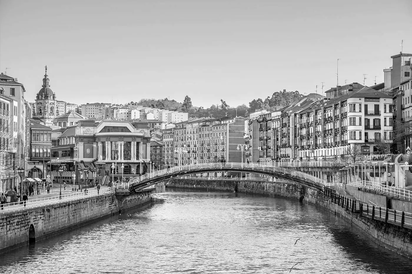 Você um copo de Bulldog Gin e o pôr do sol sobre Bilbao