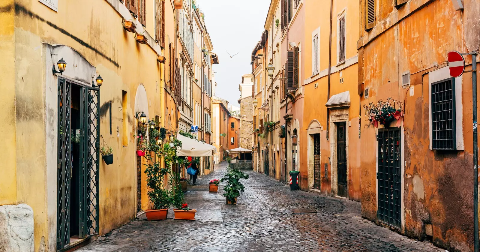 jalan-jalan kosong di roma