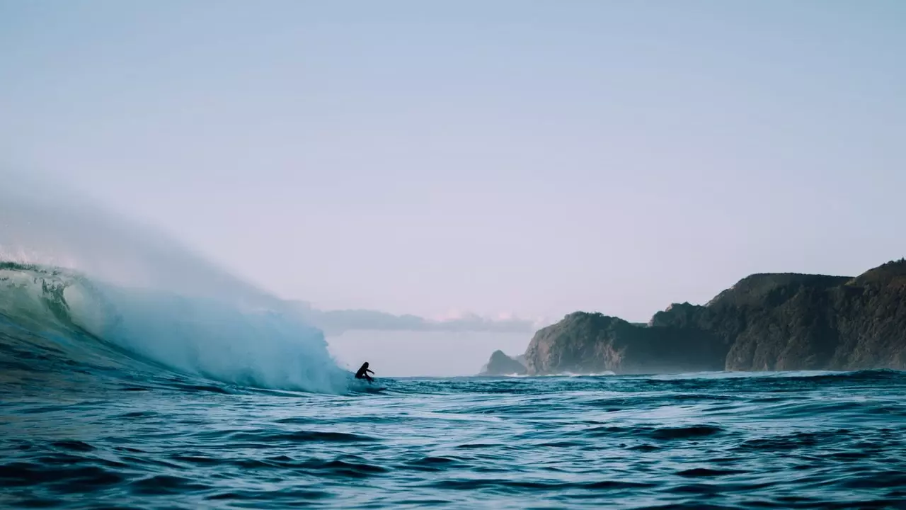 Grundlegende Surfmanöver für Anfänger