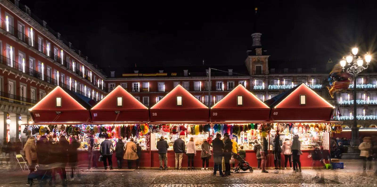 Vianočný trh na hlavnom námestí v Madride.