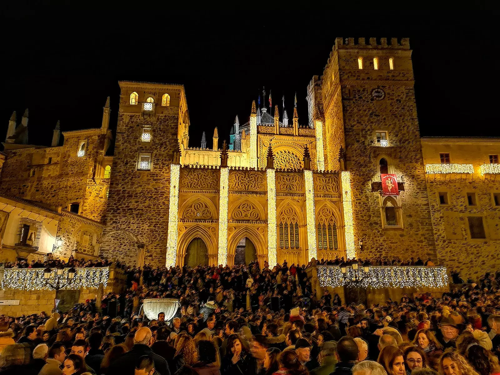 Plaça de Santa Maria de Guadalupe amb la façana del monestir de fons.