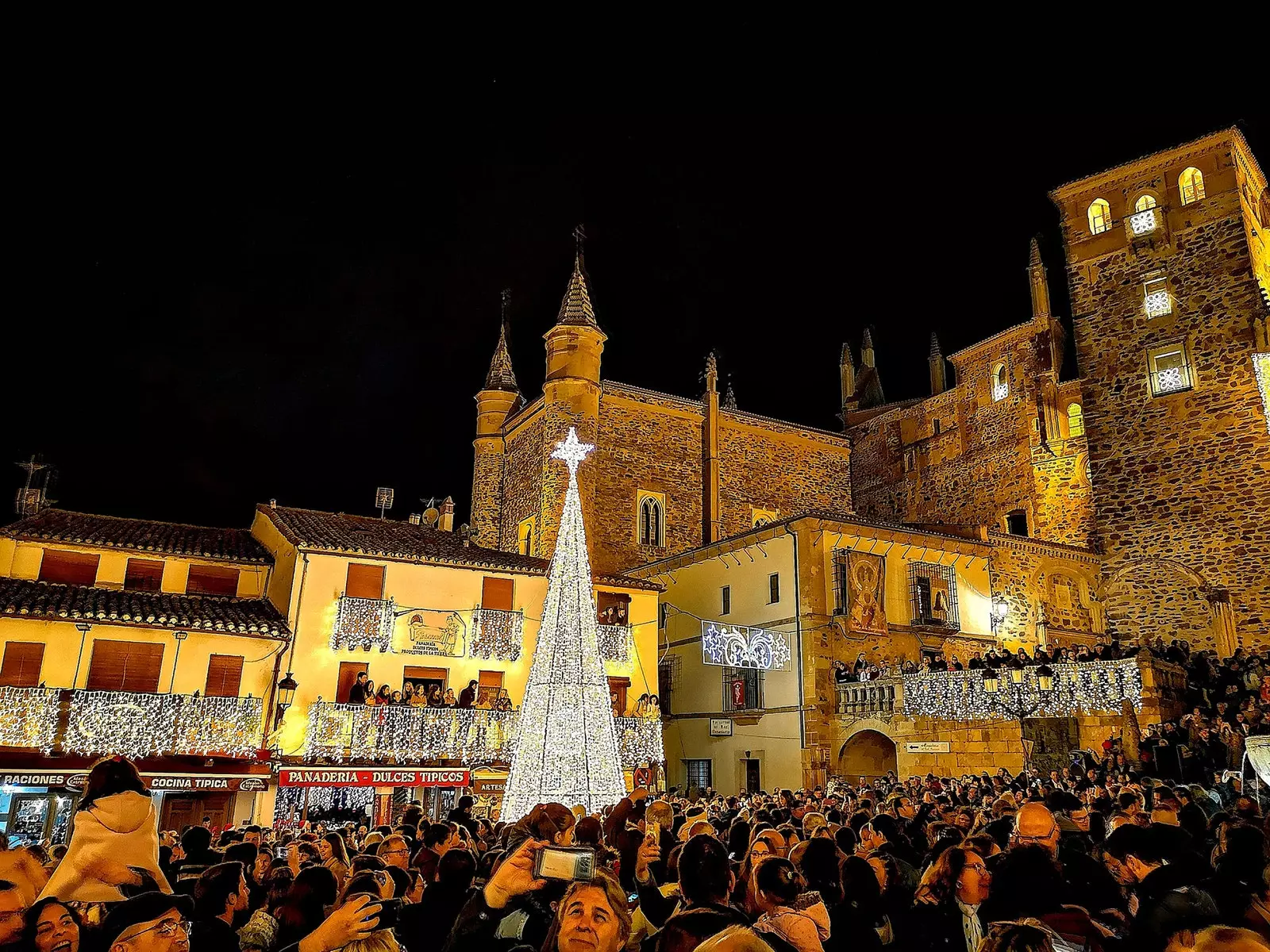 Plaza de Santa María de Guadalupe مع واجهة الدير في الخلفية