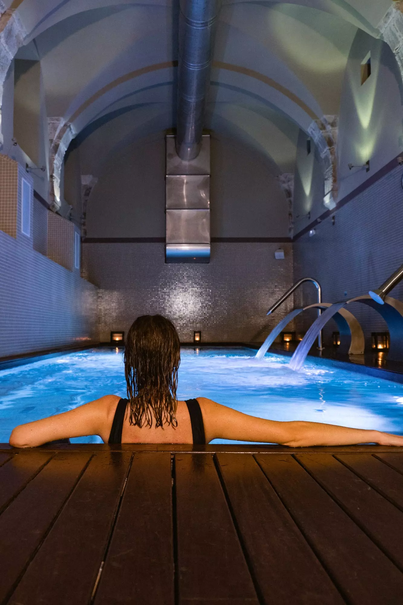 Nuria Val relaxou em sua piscina termal sob as abóbadas do porão do prédio.