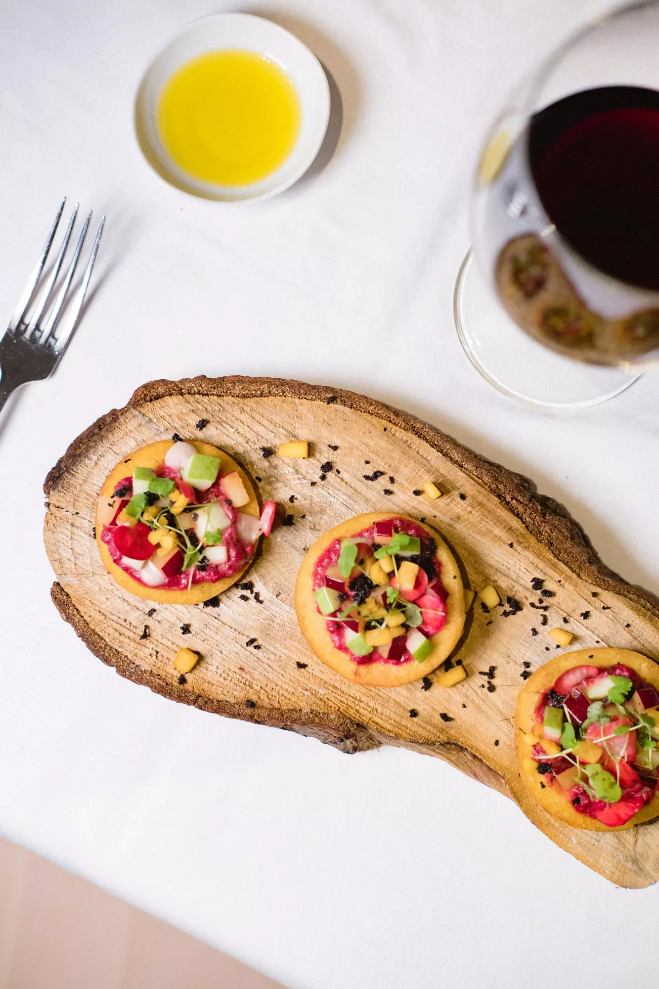 Onun restoranındakı yeməklər bölgədən gələn məhsullarla qidalanır.