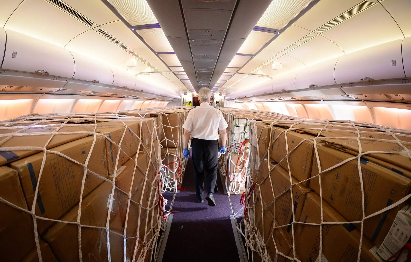 Ni champagne ni divertissement à bord de l'aviation qui ne peut s'arrêter