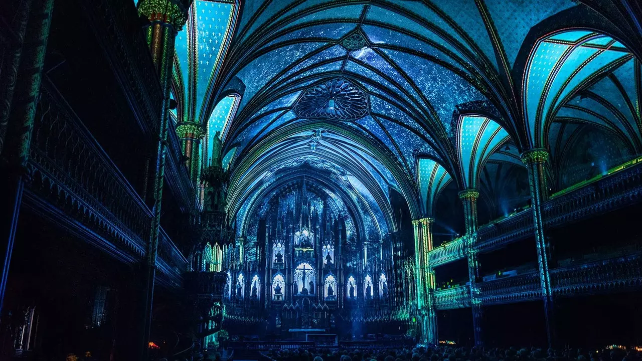 An Basilica de Montreal tógtha ar láimh ag seó solais agus ceoil