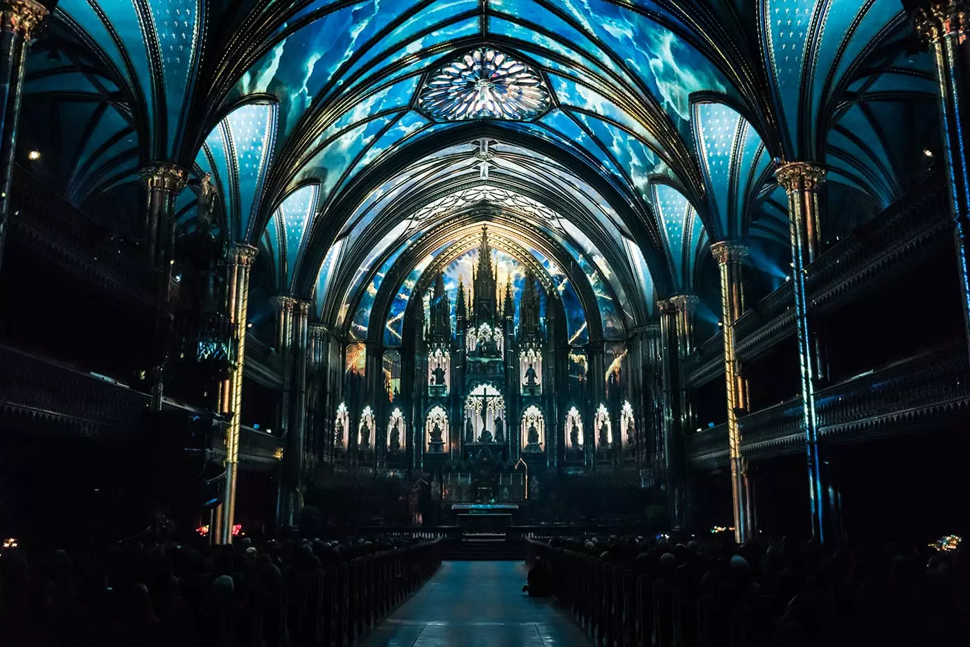 D'Basilika vu Montreal iwwerholl vun enger Show vu Liicht a Musek