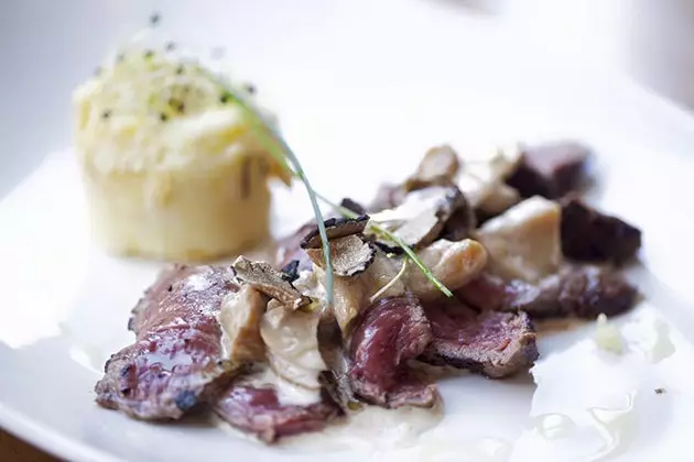 Tagliata di Manzo thịt thăn thái lát tinh tế với boletus và nấm cục tươi ở Ornella