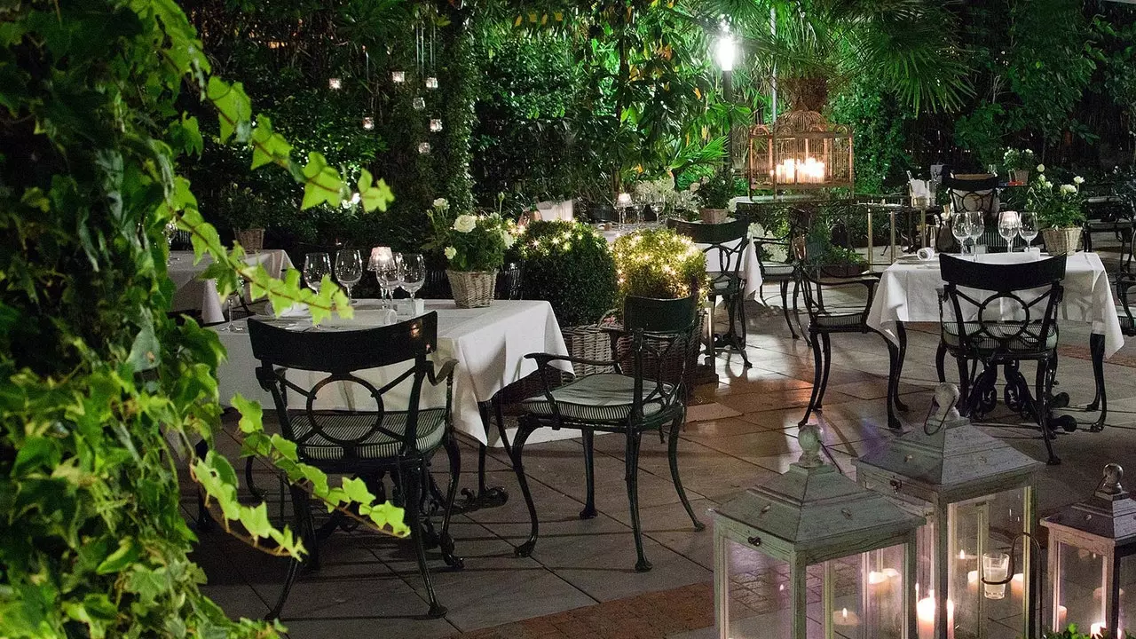 Terrace of the AC Santo Mauro hotel: dinners under the stars with notes and drops