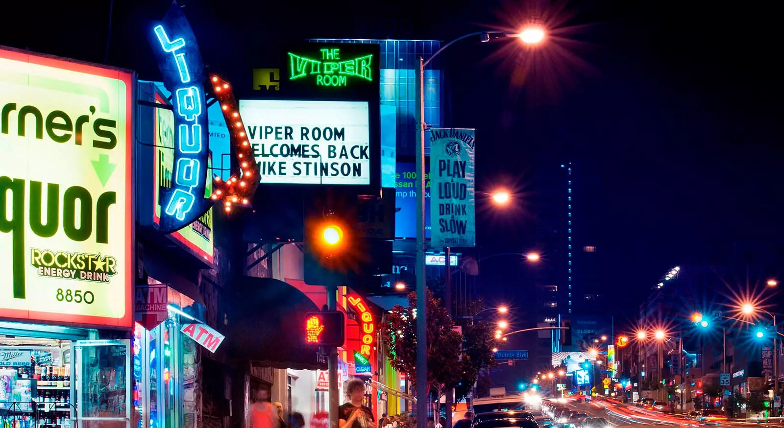 Semnul Viper Room pe o stradă din Los Angeles noaptea