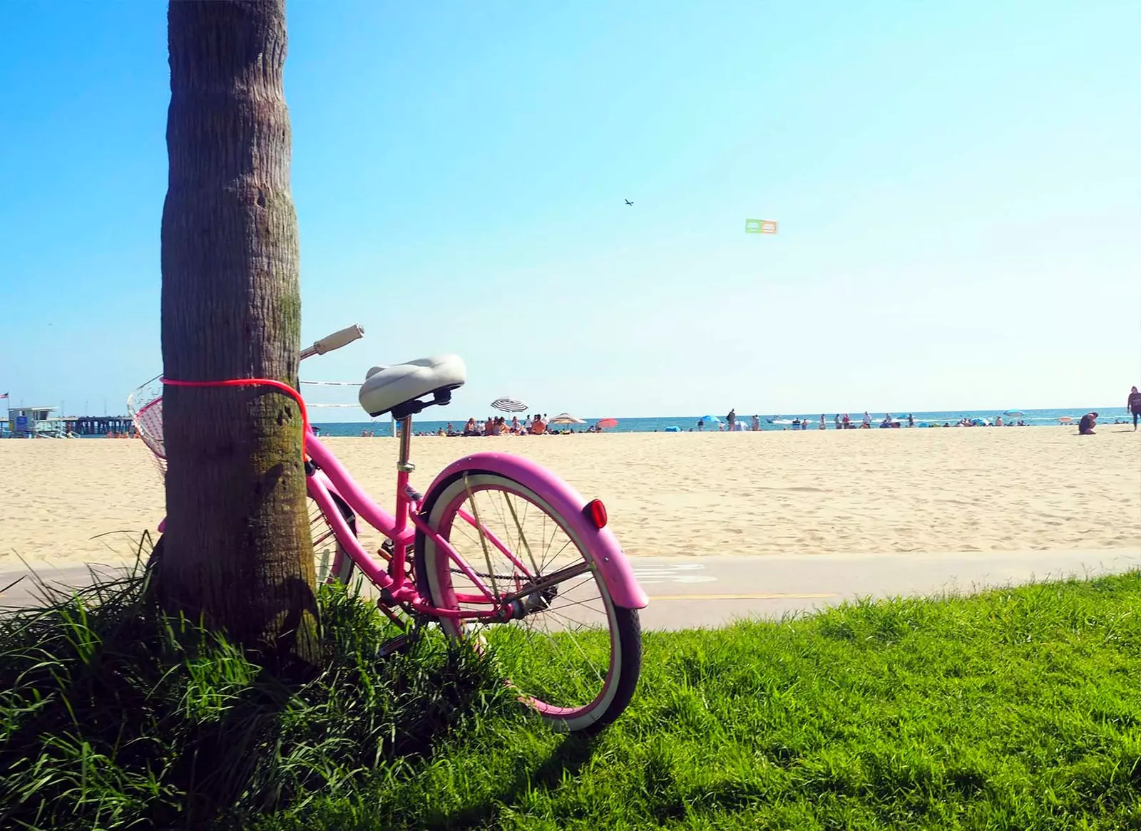 bicicleta roz pe plaja Santa Monica