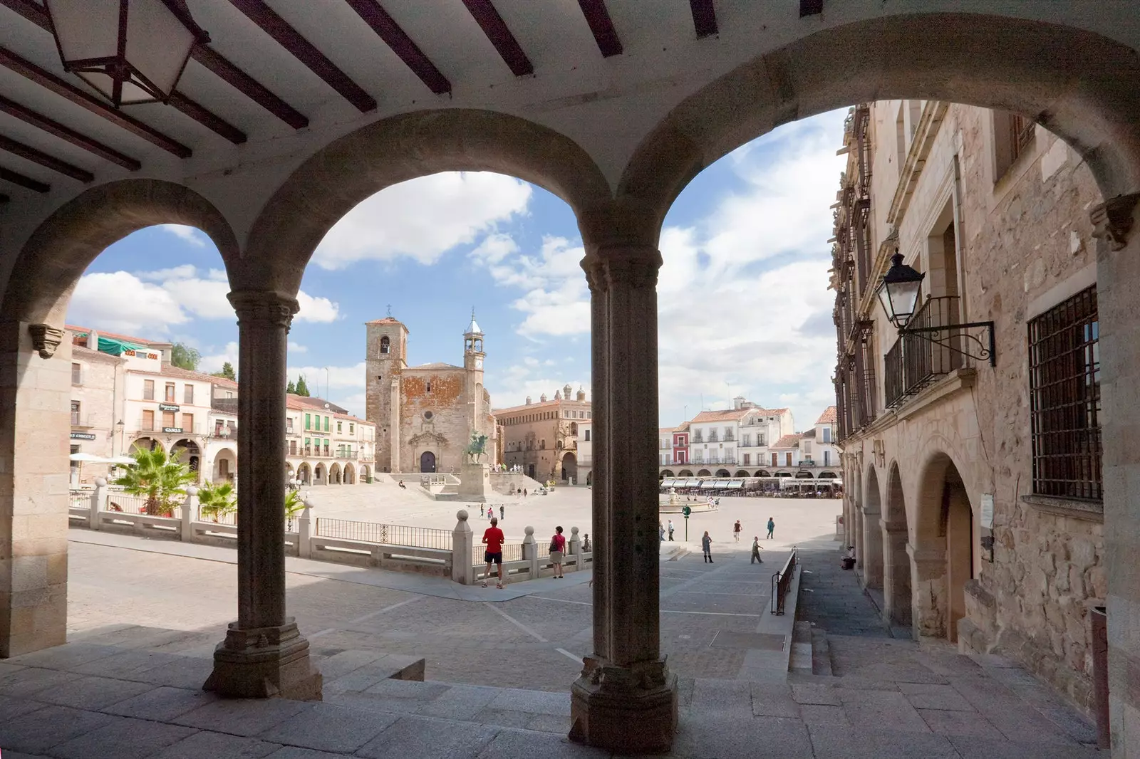 Nas arcadas da Plaza de Trujillo