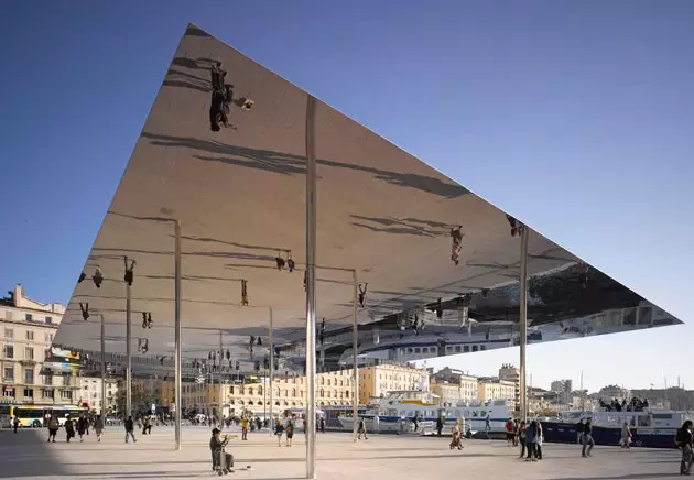 'Ombrière' conçue par Norman Foster pour son intervention au Pavillon du Vieux Port à Masella.