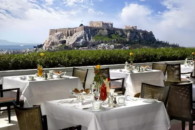 Vue op d'Akropolis vun Athen aus dem Restaurant vum Grande Bretagne Hotel