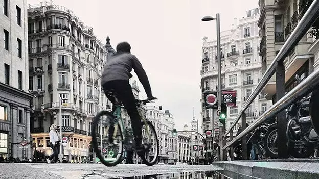 Voyage dans un monde parallèle : les flaques d'eau de Guido Gutiérrez Ruiz