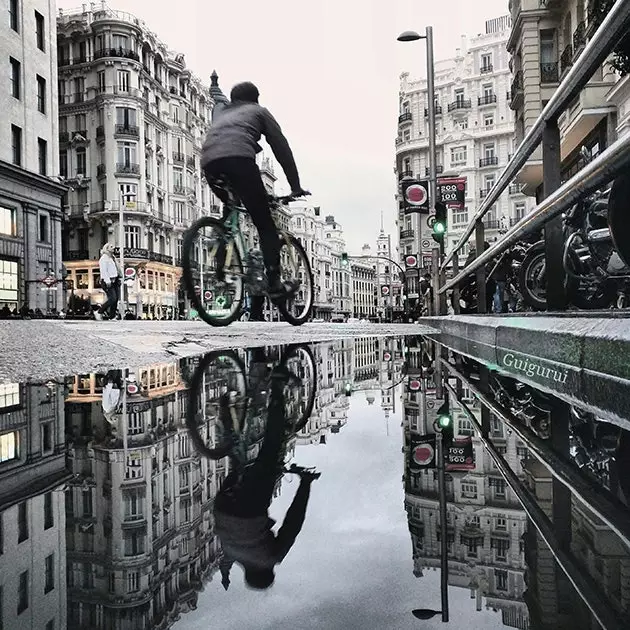 Ein Fahrrad erobert die Gran Vía in Madrid