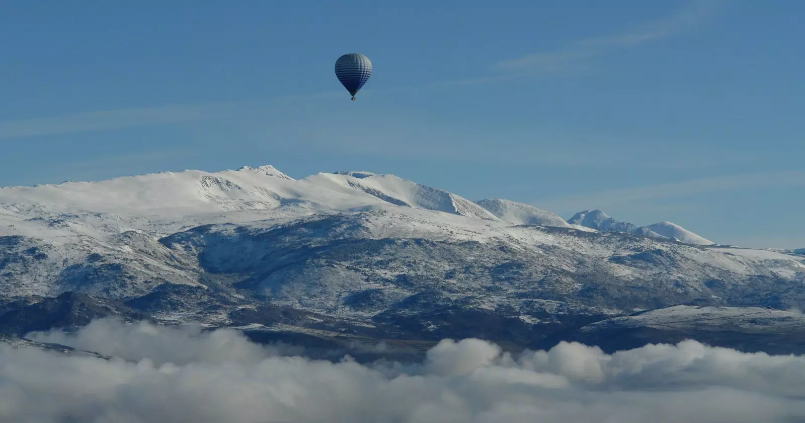 באַלאָן פלי איבער La Cerdanya, די גרויס טאָל פון די פּירענעעס.