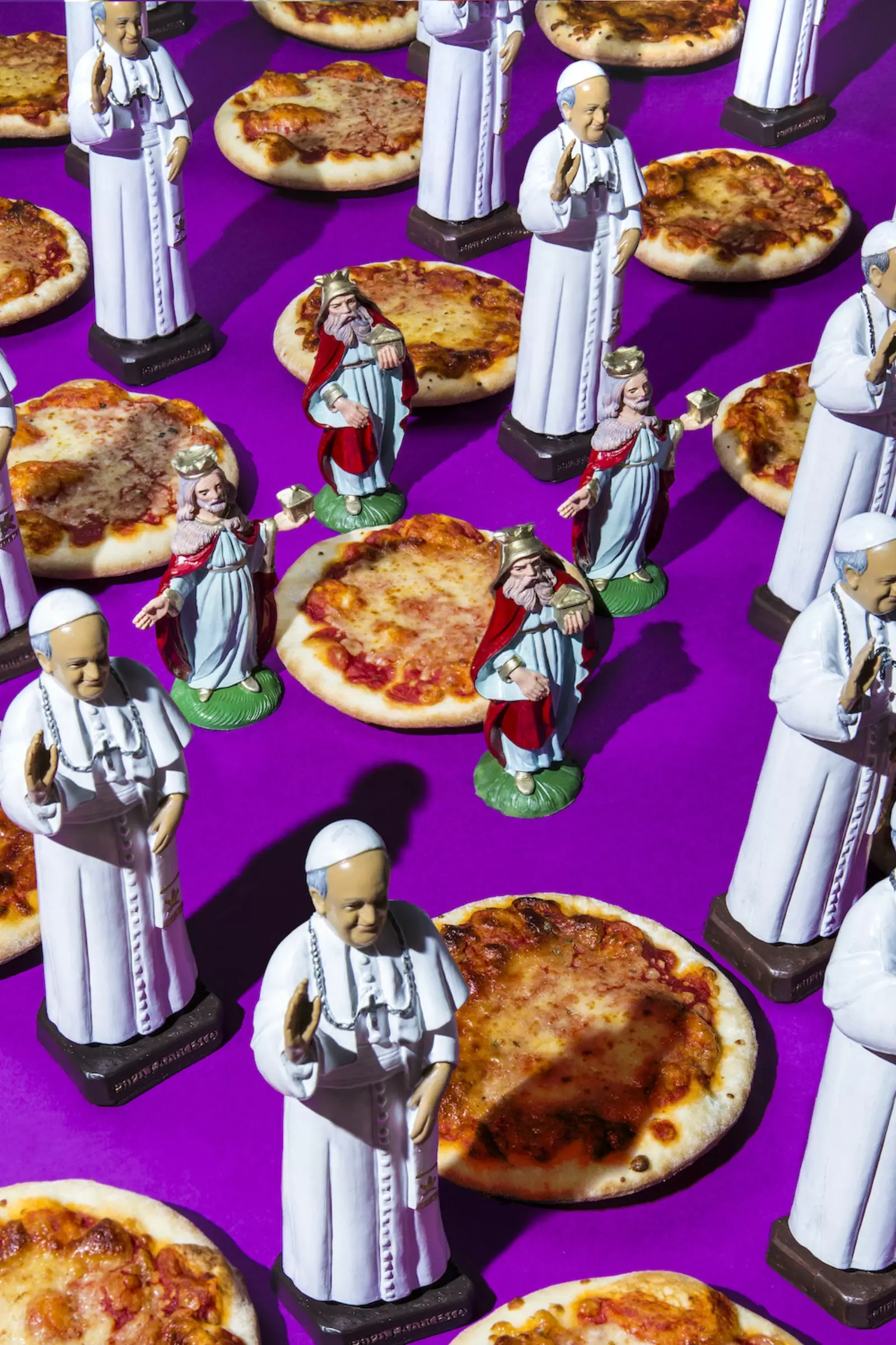 Papa Francis, Kutsal Ruh'un emrettiği gibi pizza yer.