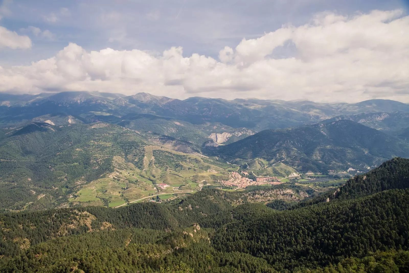 La Pobla de Lillet dari Serra de Catllar.