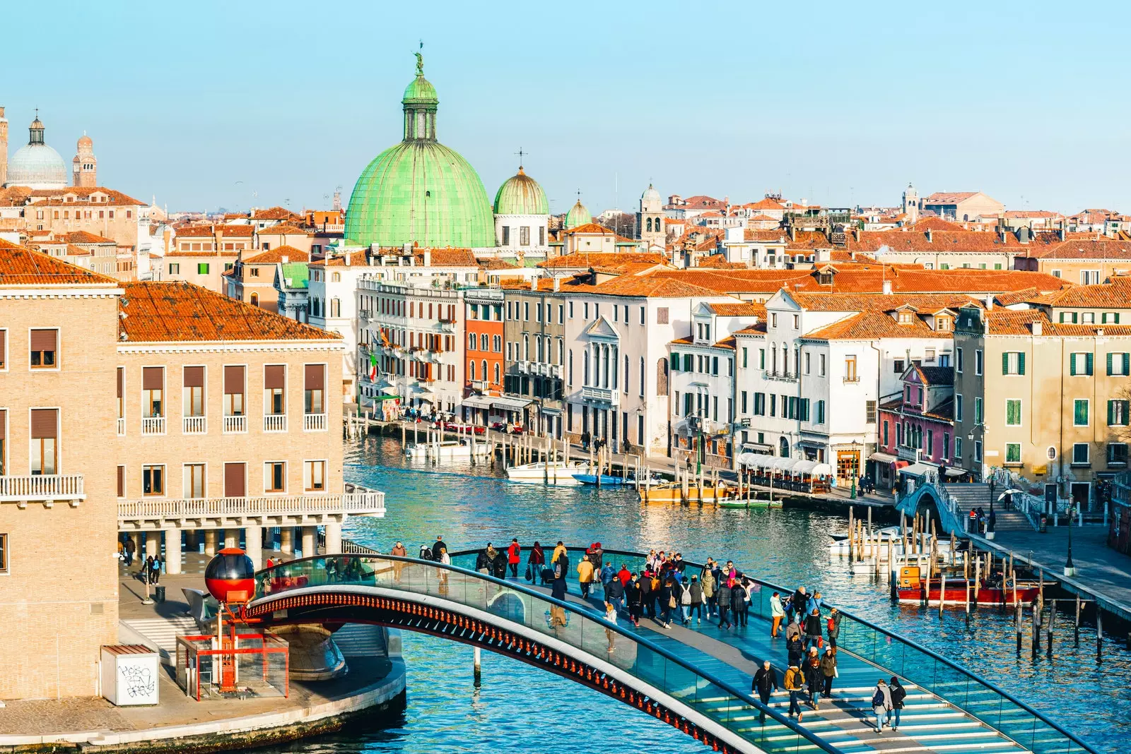 Die Ponte della Costituzione ist eine der vier verkehrsreichsten Brücken in Venedig.