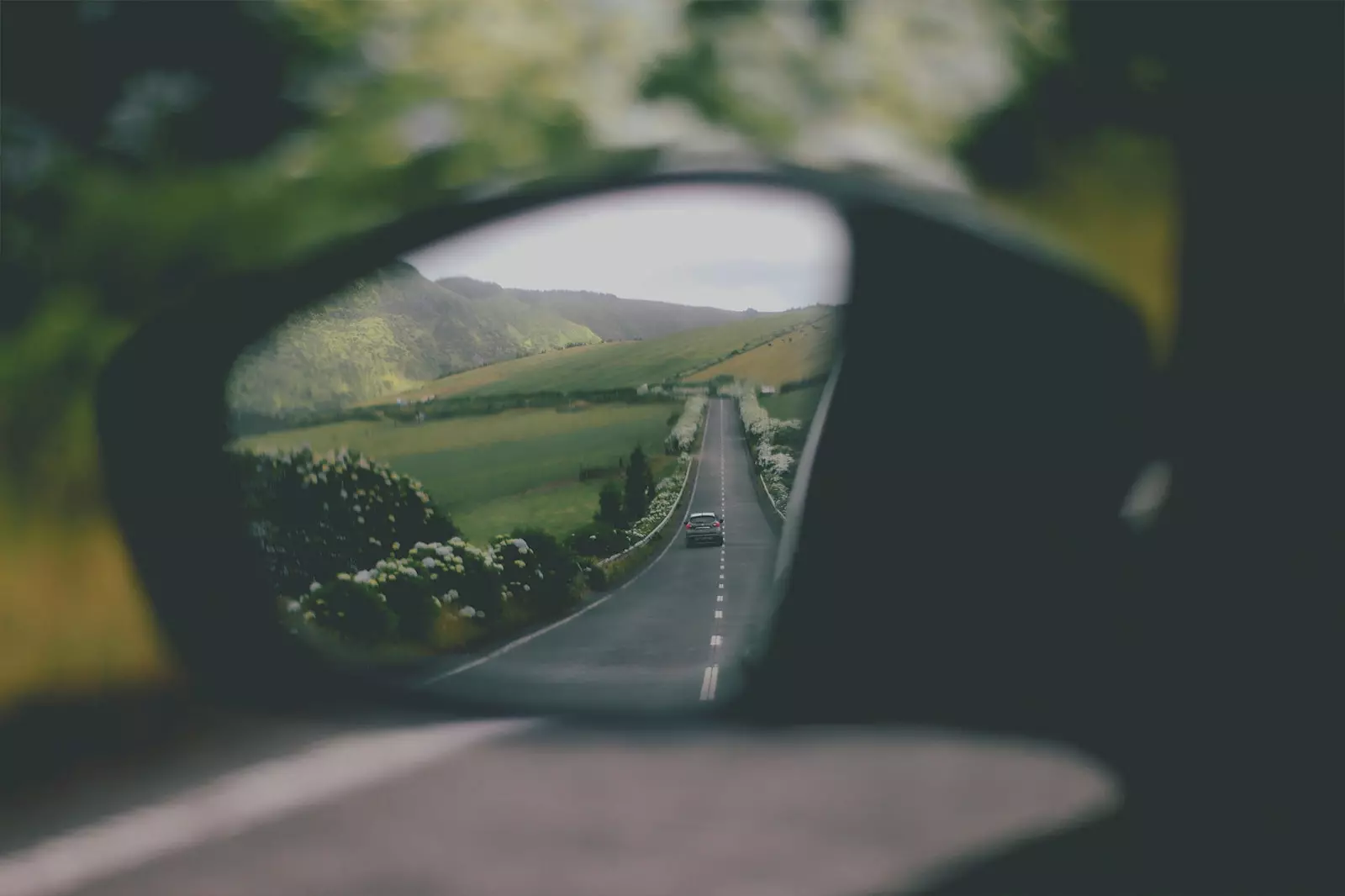 visie van een auto in de achteruitkijkspiegel