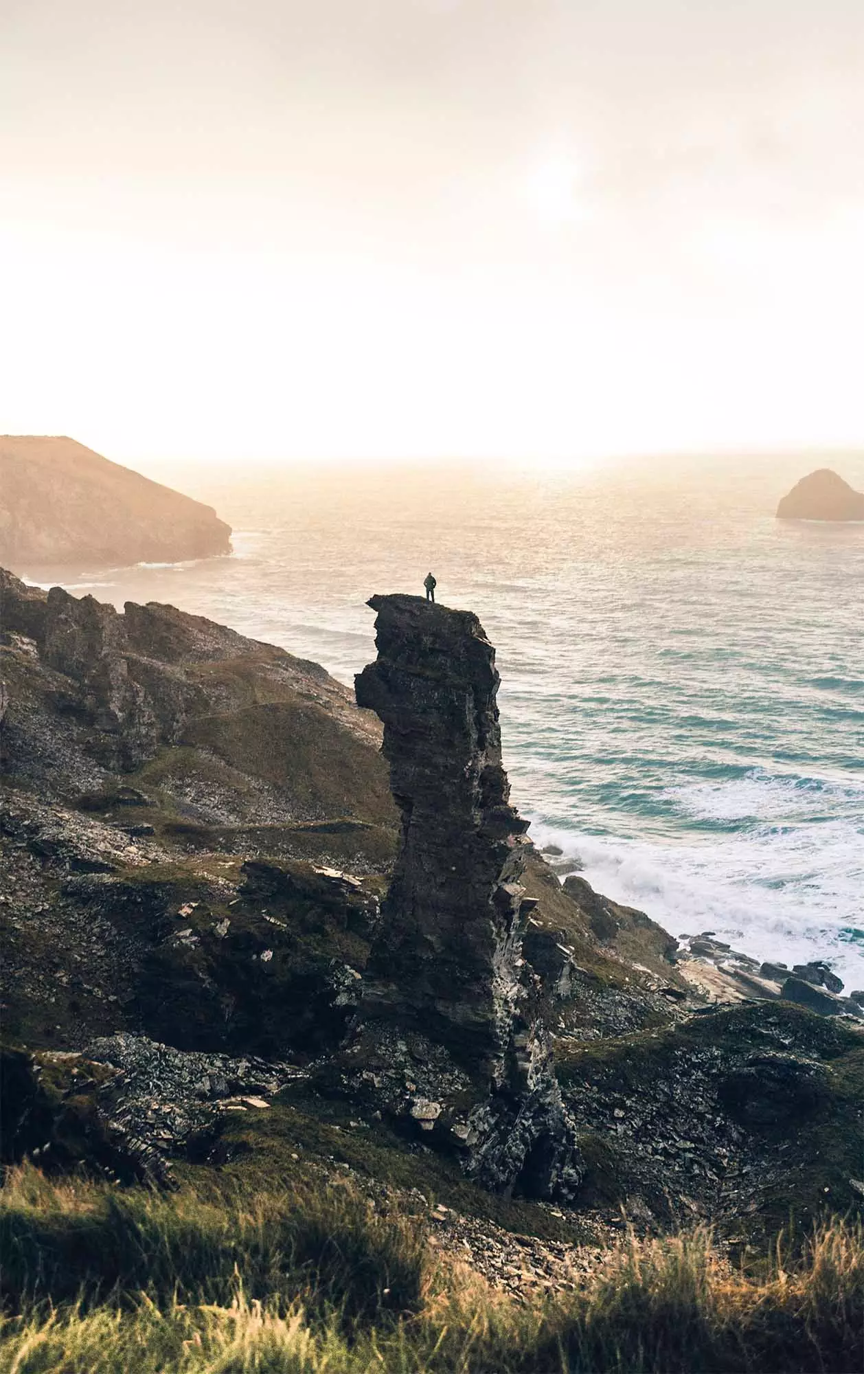 Jong uewen op engem Promontory virun der Plage