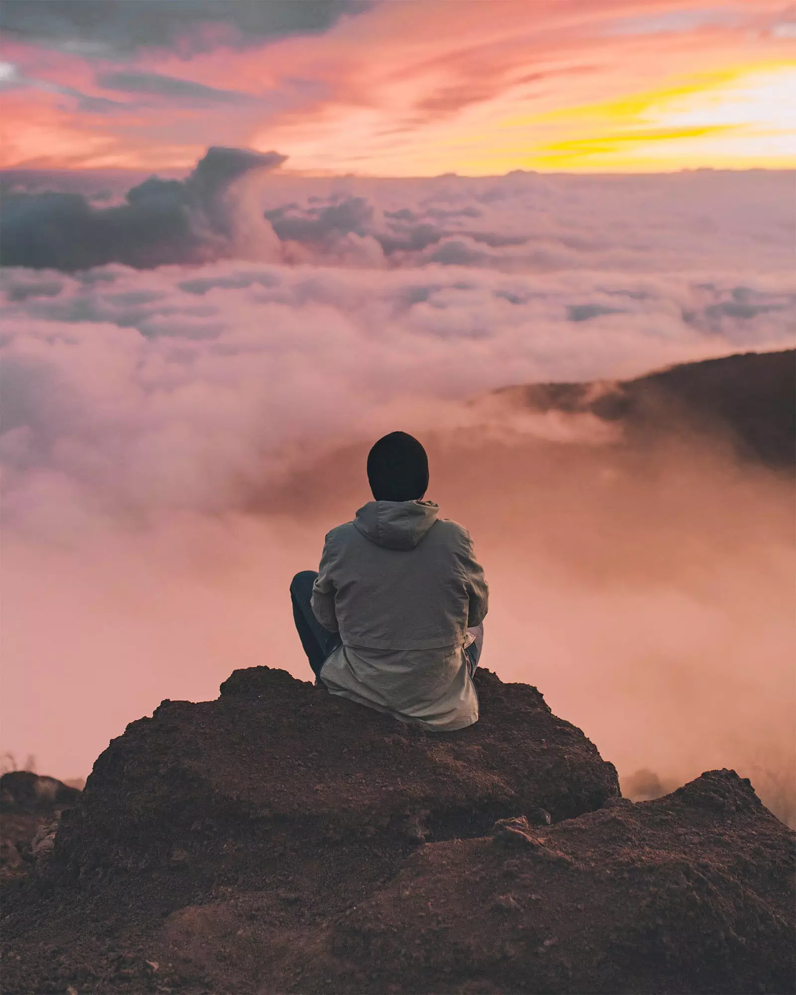 anak laki-laki melihat di atas awan dari gunung