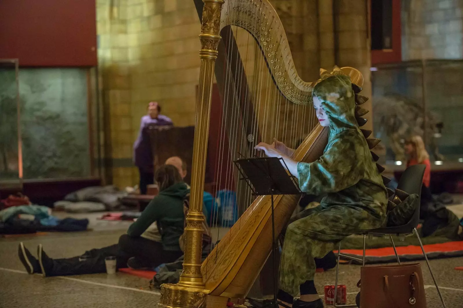 harpist klædt ud som en drage naturhistorisk museum london