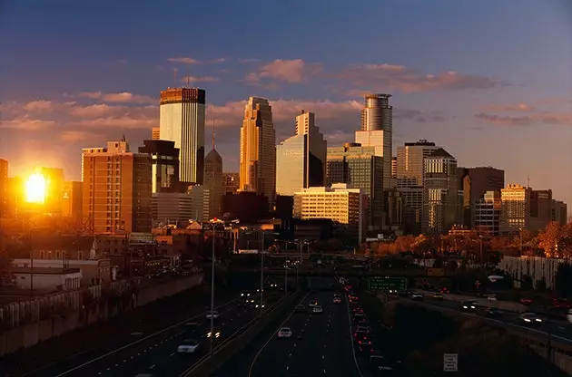 Minneapolis an chathair a raibh an Prionsa ba mhó nasctha léi i rith a shaoil