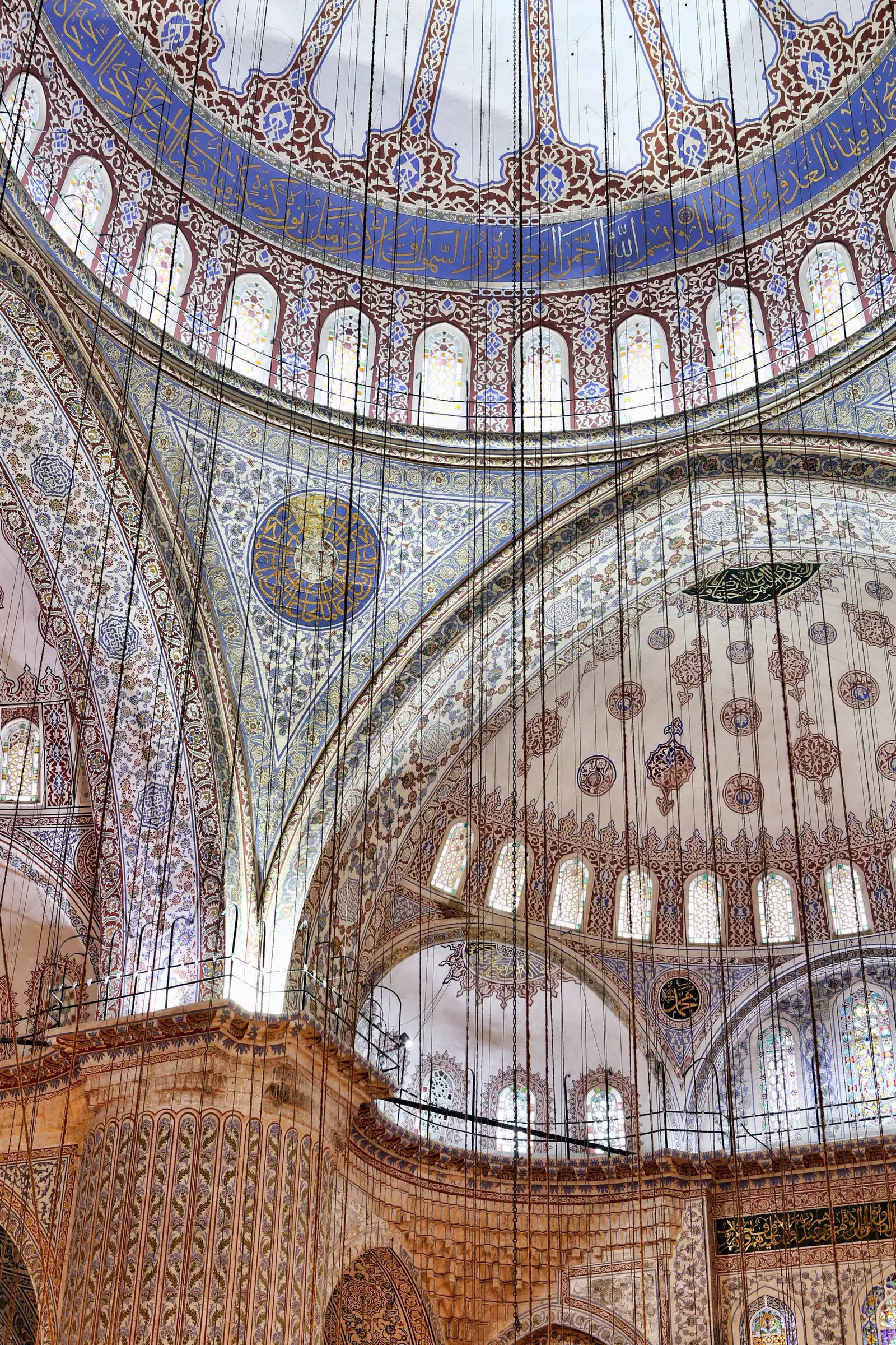 Dômes et arches ornés à l'intérieur de la Mosquée Bleue.