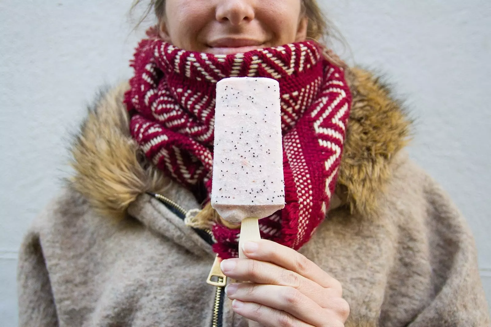 Fir kal Deeg, cremeg Rezepter wéi dësen 'Lolo' mat Mëllech, Zitroun, Schwaarze Johannisbeeren a Mohn