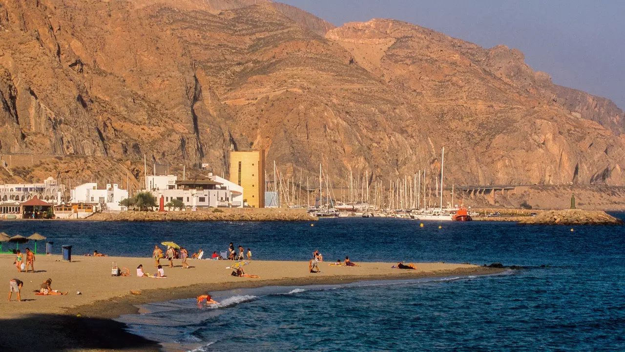 9 razloga zašto je Roquetas de Mar destinacija za plažu iz snova