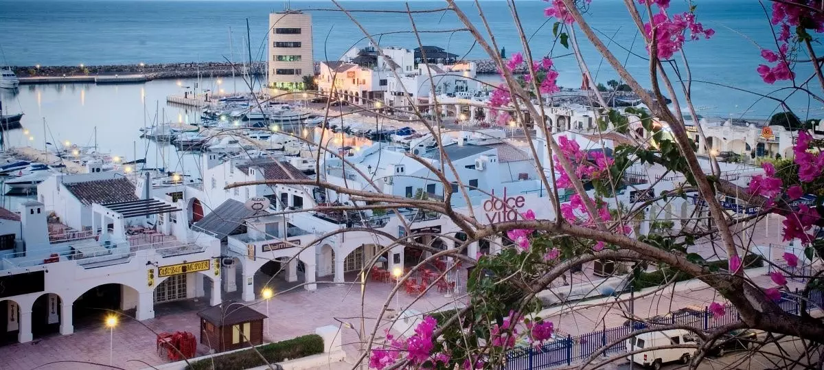 Aguadulce Marina begynner å varmes opp ved solnedgang.