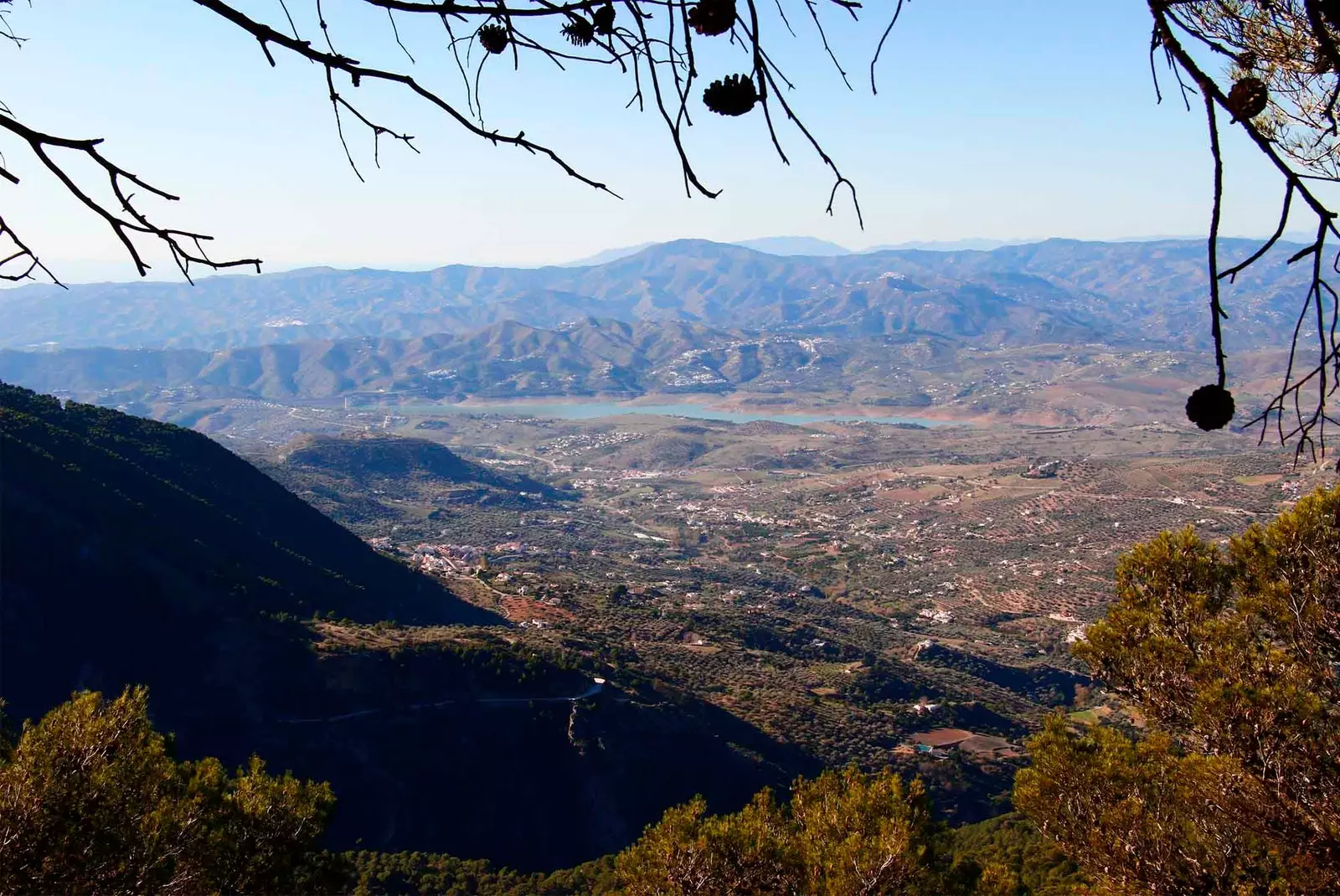 Viñuela bataklığı ile Axarquia manzara