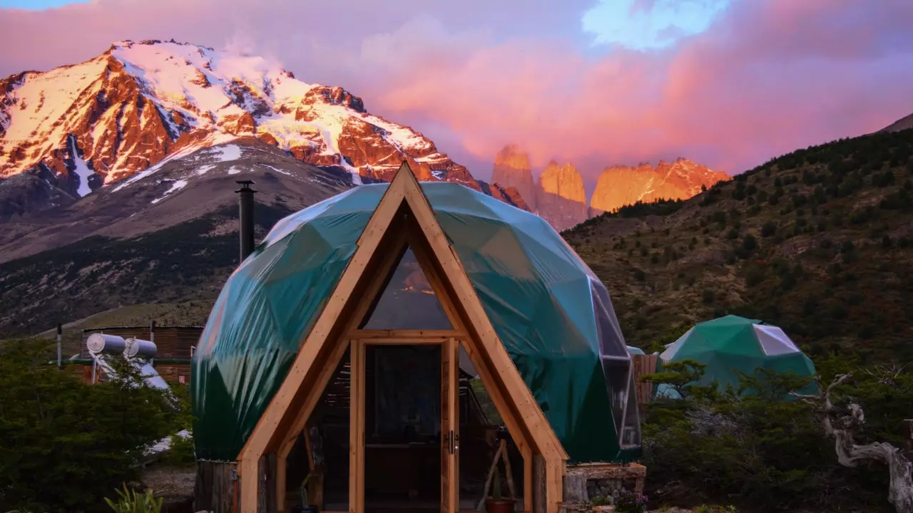 Ngủ với tầm nhìn ra Torres del Paine trong trại bong bóng này