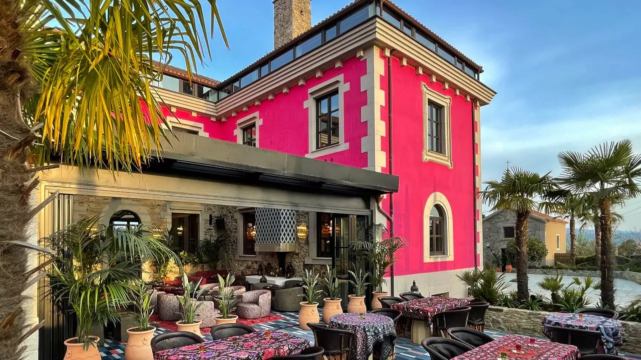 E Fuchsia Landhaus an déif Galicia: de Boutique Hotel wou böhmesche Luxus eng Realitéit gëtt