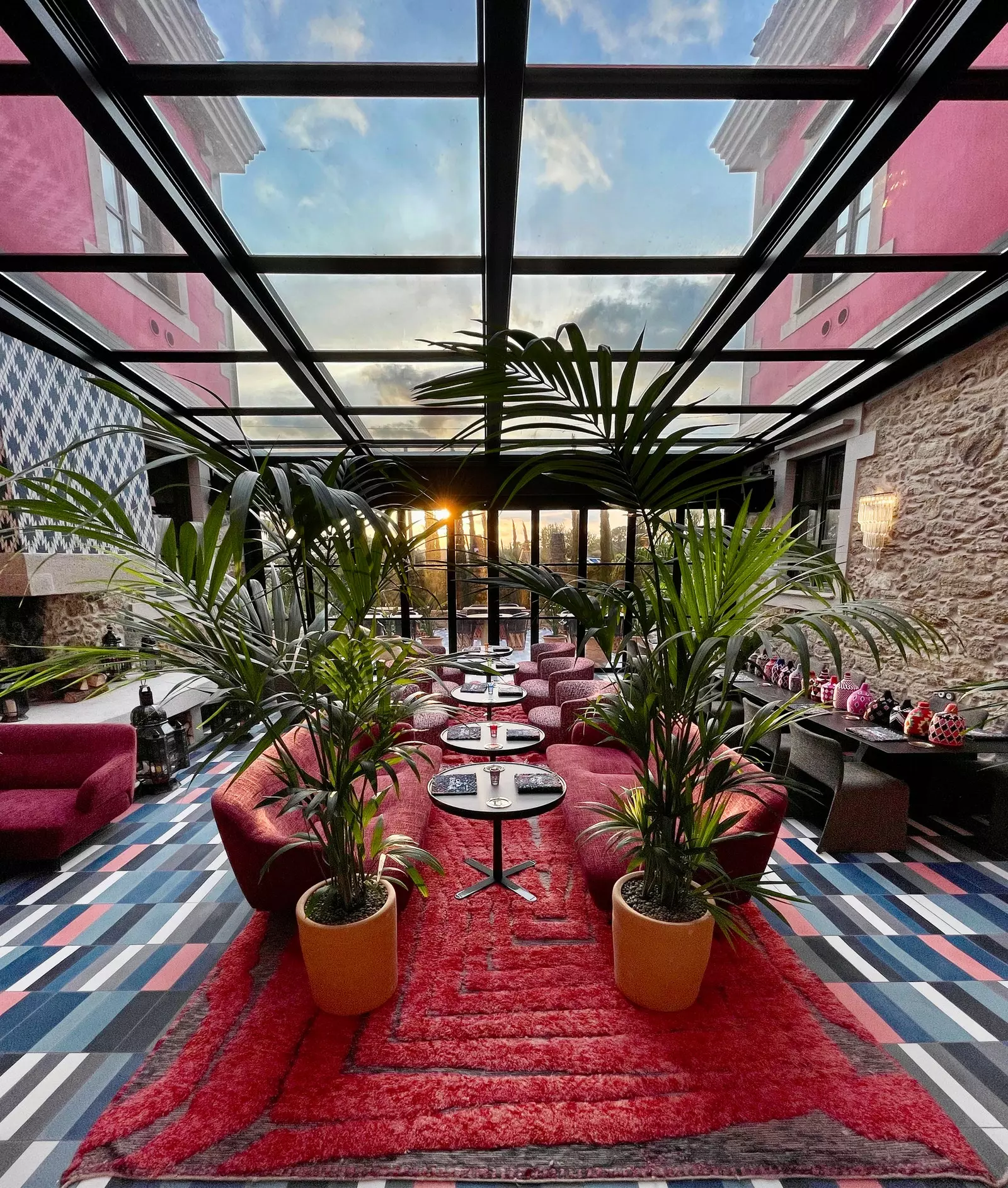 Le patio vitré de l'hôtel Casa Beatnik