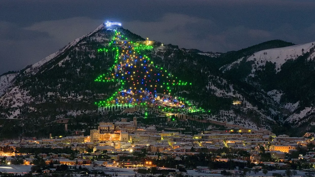 Gubbio, aici este cel mai mare brad de Crăciun din lume