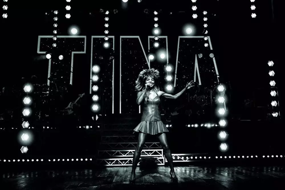 Adrienne Warren é Tina no palco da Broadway.