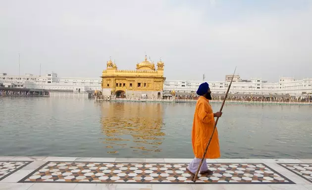 Sikh pred zlatim templjem