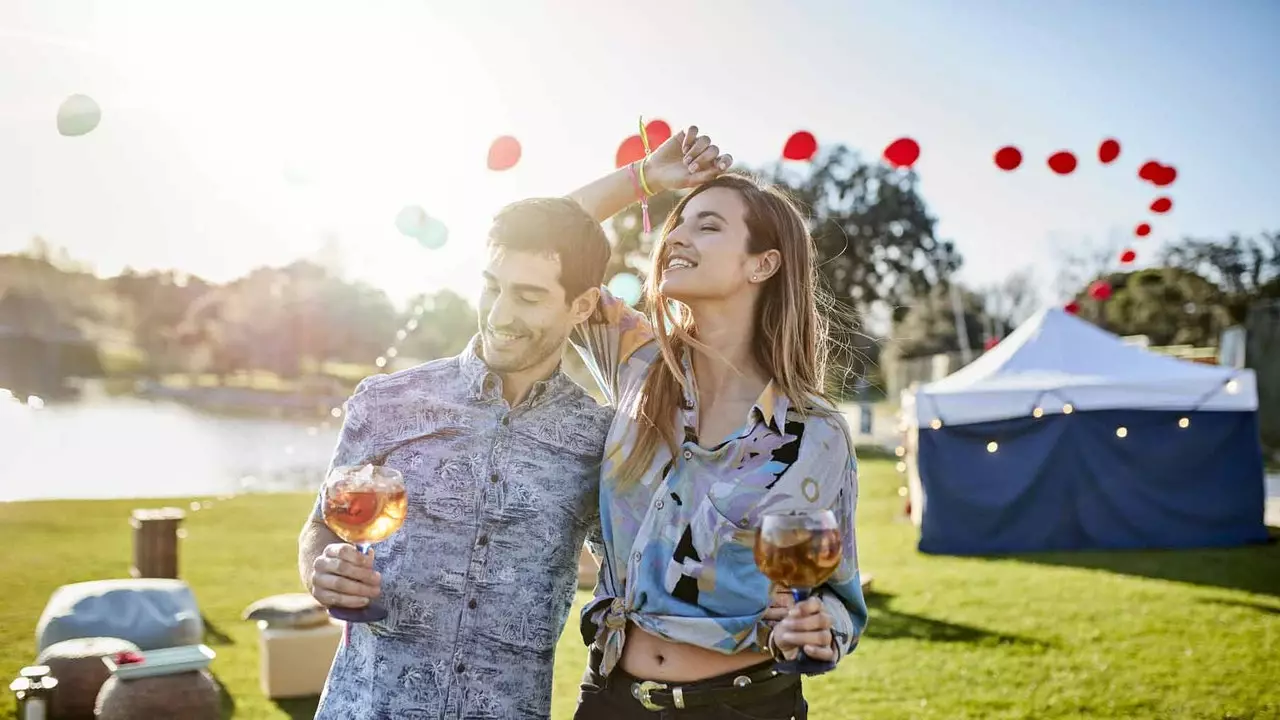 I candidati sono cercati di trascorrere l'estate di festival in festival