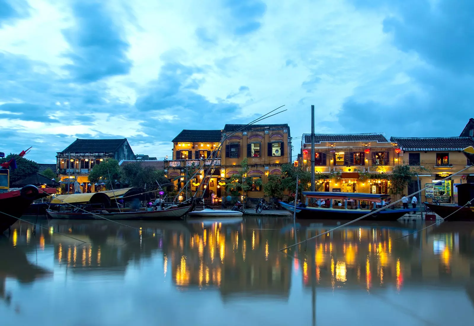 De oevers van de rivier verbergen uitzichten zoals deze in Hoi An