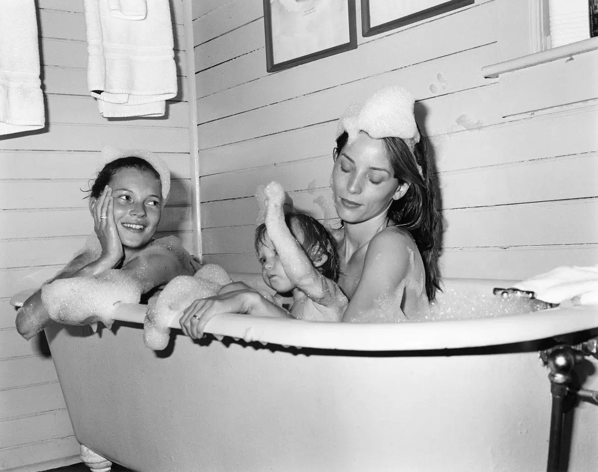 Kate et Lucie et leur fille Ella Cabin 4 Camp Longwood Adirondack Park NY 1997.