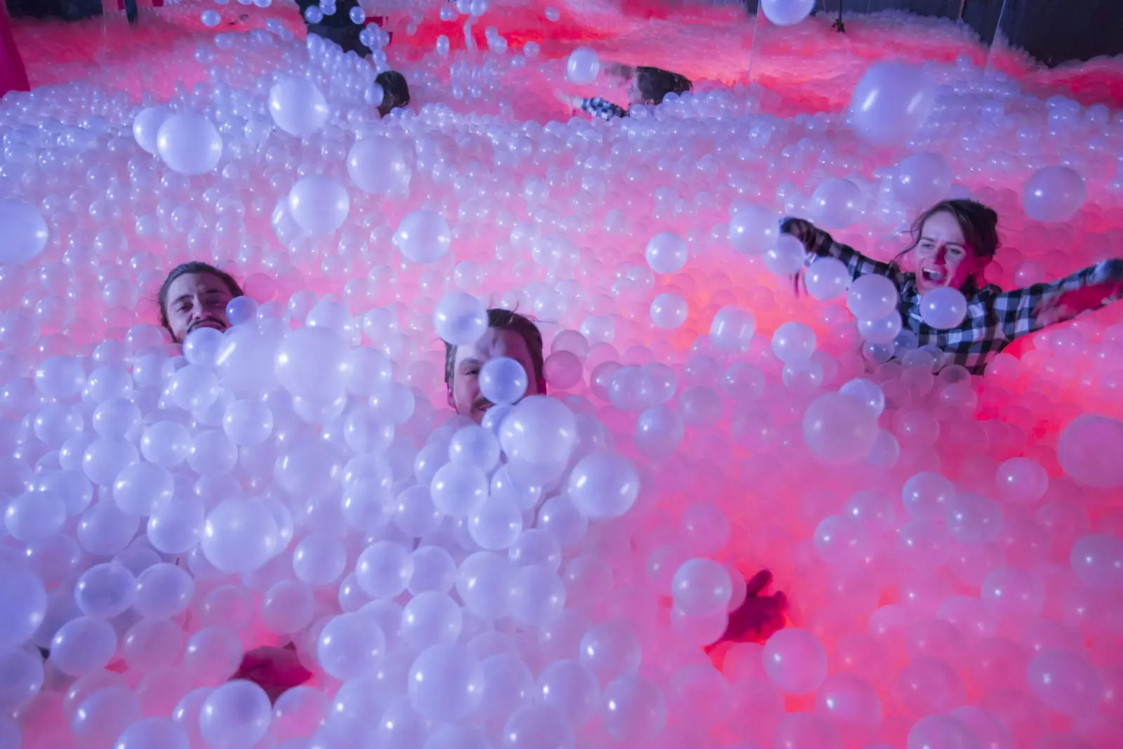 GlowyMcGlow la piscina de boles per a adults que causa furor a Londres