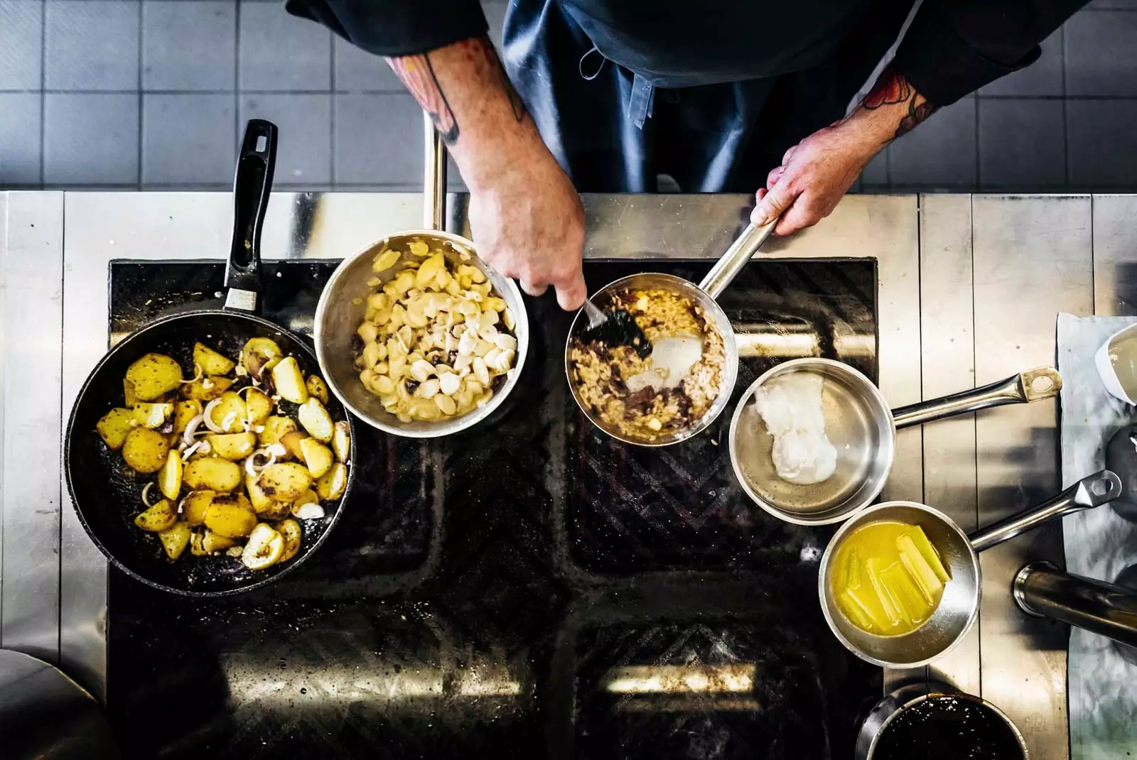 luchtfoto van chef-kok koken